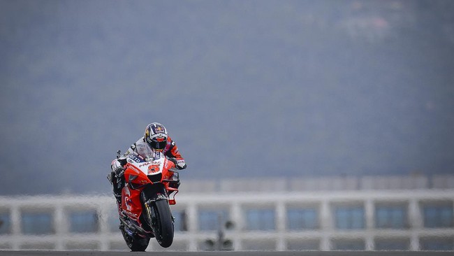 Pembalap Pramac Racing Johann Zarco mengungkap penyebab kecelakaan aneh yang dialaminya pada MotoGP Portugal di Sirkuit Portimao, Minggu (18/4).