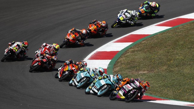 Pedro Acosta meraih kemenangan sensasional pada balapan Moto3 GP Portugal. Sementara pembalap Indonesia Gresini Gabriel Rodrigo finis kelima.