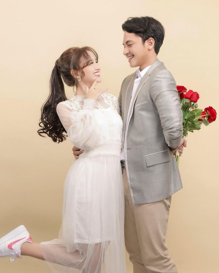 Nanda Arsynta tampak cantik dalam balutan tulle dress putih sementara Ardya begitu gagah dengan jas berwarna abu-abu dan kemeja putih. Style rambut Nanda yang diikat tampak menjuntai sehingga menambah kesan cute padanya. (Foto: instagram.com/nandaarsynt)