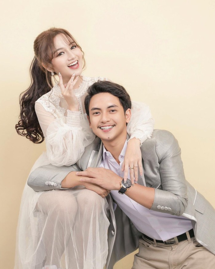 Nanda Arsynta tampak cantik dalam balutan tulle dress putih sementara Ardya begitu gagah dengan jas berwarna abu-abu dan kemeja putih. Style rambut Nanda yang diikat tampak menjuntai sehingga menambah kesan cute padanya. (Foto: instagram.com/nandaarsynt)