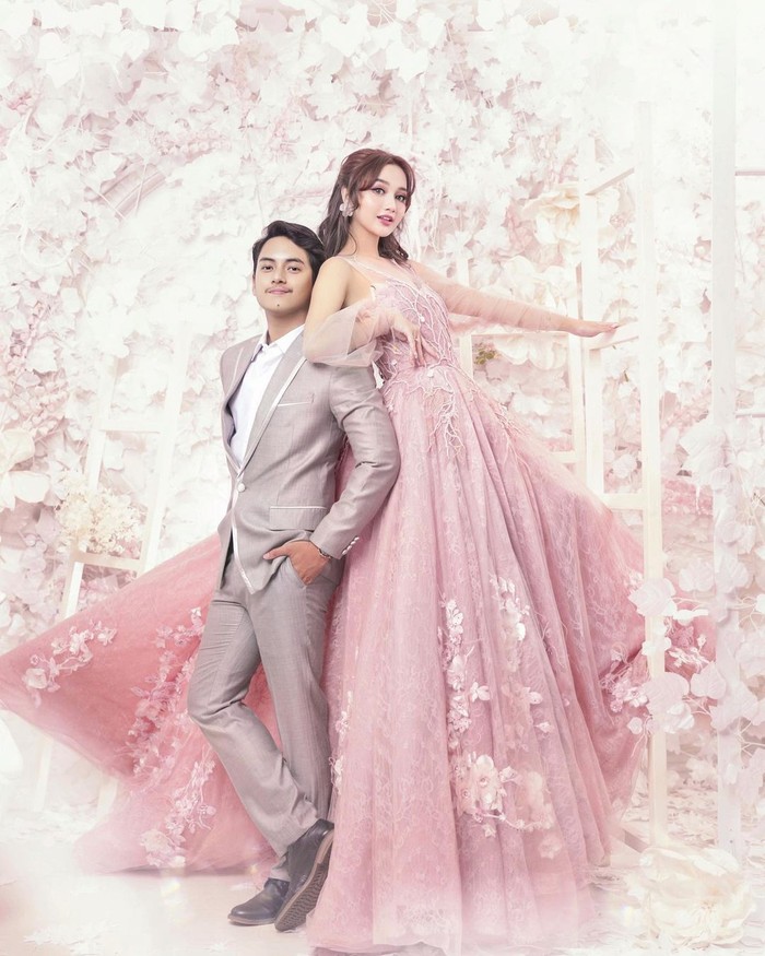 Busana lainnya yang dikenakan Nanda Arsynta saat prewedding adalah gaun warna pink yang begitu indah. Gaun tersebut membuatnya tampak seperti barbie sungguhan bersama sang pangeran. Backdropnya juga matching lho. (Foto: instagram.com/nandaarsynt)