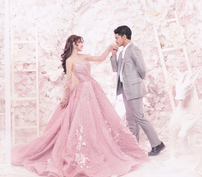 Kecupan manis di tangan Nanda menjadi simbol cinta yang begitu indah untuk diabadikan lewat foto prewedding. Sambil berpose tersipu malu, kedua pasangan ini tampak berhasil membangun chemistry. (Foto: instagram.com/nandaarsynt)
