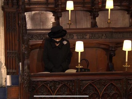 Ratu Elizabeth Duduk Sendirian di Pemakaman Prince Phillip, Bikin Patah Hati