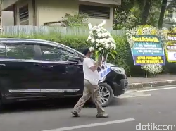 Suasana Rumah Duka Adiguna Sutowo, Karangan Bunga Berjejer