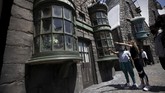 FOTO: Wahana Harry Potter Jadi Favorit di Universal Studios Sejak dibuka kembali 1 April lalu, wahana The Wizarding World of Harry Potter jadi lokasi favorit di Universal Studios Hollywood, California, AS.