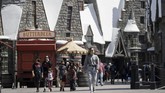 FOTO: Wahana Harry Potter Jadi Favorit di Universal Studios Sejak dibuka kembali 1 April lalu, wahana The Wizarding World of Harry Potter jadi lokasi favorit di Universal Studios Hollywood, California, AS.