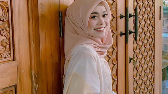 5 Inspirasi Outfit Bukber Virtual ala Lesty Kejora, Simpel Tapi Cantik!