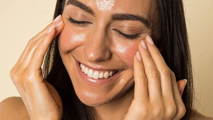 5 Produk Terbaik Gentle Exfoliators untuk Kulit Halus dan Cling 5 Produk Terbaik Gentle Exfoliators untuk Kulit Halus dan Cling