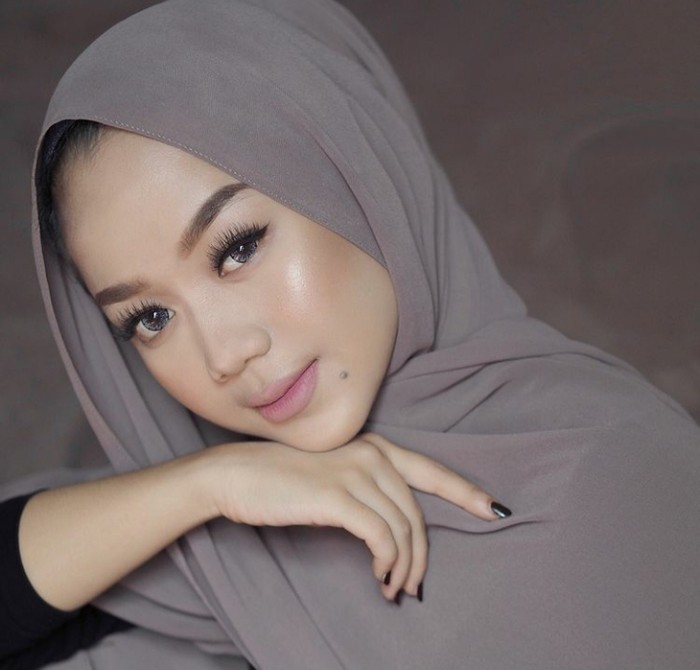 Pilih tema uptown makeup look, Cheryl Raissa menggunakan complexion yang natural agar terlihat flawless. Agar tetap fresh karena puasa seharian, berikan sentuhan soft contour dan matte lipstick. (Foto: Cheryl Raissa/instagram.com/cherylraissa)