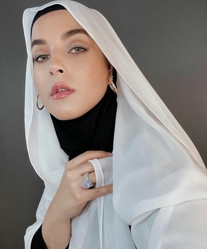 Inspirasi makeup flawless ala Tasya Farasya ini cocok untuk kamu yang ingin tampil chic meskipun menggunakan complexion yang natural dan pulasan eyeshadow tipis serta glossy lipstick. (Foto: Tasya Farasya/instagram.com/tasyafarasya)