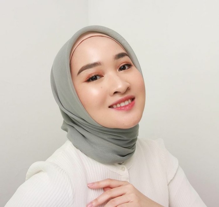 Sentuhan eyeshadow berwarna peach, pink lipstick yang tipis, dan highlighter ala Kiara Leswara ini memberikan sentuhan fresh pada tema makeup flawless untuk buka puasa. Untuk tampil lebih cantik, gunakan hijab dengan warna yang mencerahkan kulit ya. (Foto: Kiara Leswara/instagram.com/kiaraleswara)
