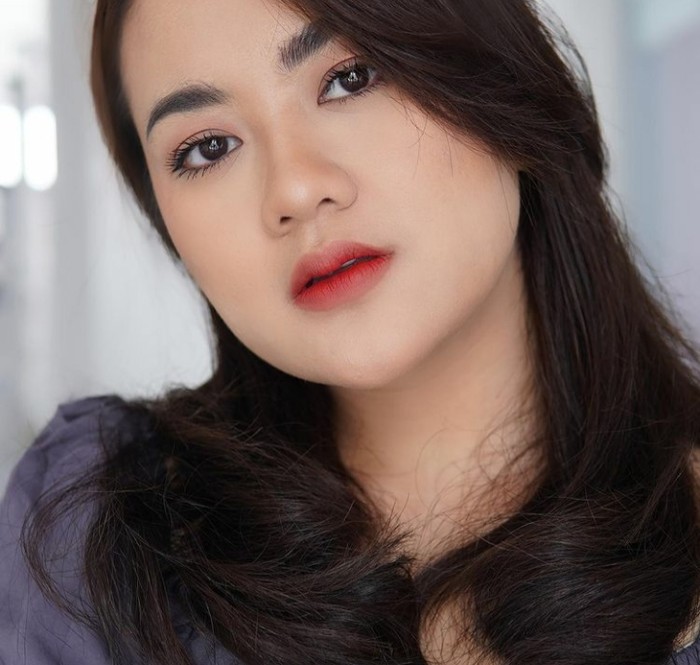 Alifah Ratu menggunakan ombre lipstick agar lips on point meskipun seharian berpuasa. Untuk eyeshadow pilih warna yang natural kecoklatan. Sapuan blush on berwarna peach pada tulang pipi juga menambah kesan fresh pada look-nya kali ini. (Foto: Alifah Ratu/instagram.com/alifahratu)