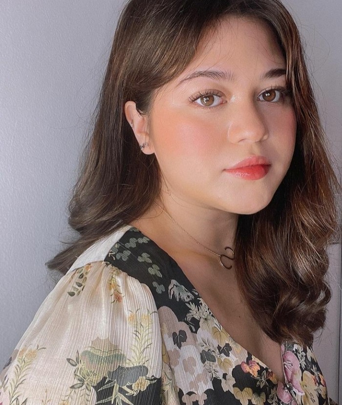 Sapuan blush on berwarna peach yang sedikit terang dipadu dengan lipstik yang glow finish ala beauty influencer cantik Sarah Ayu bisa jadi inspirasi makeup flawless untuk buka puasa lho. (Foto: Sarah Ayu/instagram.com/sarahayu)