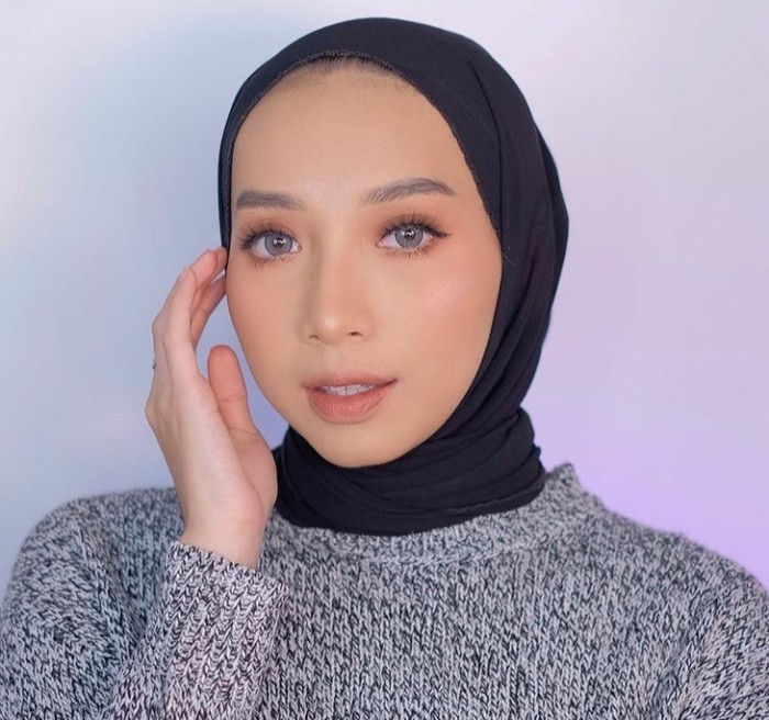 Makeup flawless dengan sentuhan lipstik nude? Maka inspirasi makeup ala Fathi Nr mini bisa kamu coba, Ladies. Complexion yang natural dipadukan dengan nude lipstick membuat makeup flawless kamu semakin sempurna. (Foto: Fathi Nrm/instagram.com/fathinrm)