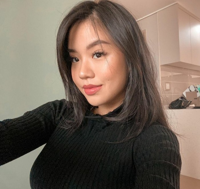 Meskipun tanpa eyeshadow, makeup flawless ala Titan Tyara ini juga menarik untuk dicoba lho. Kamu hanya perlu megandalkan bedak, lipstick, eyebrow, mascara, dan tentu saja blush on peach agar tetap fresh. (Foto: Titan Tyara/instagram.com/titantyara)