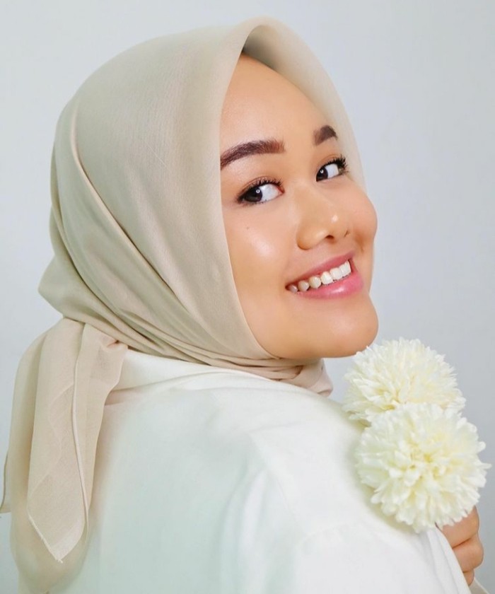 Last but not least! Sering tampil dengan bold makeup, ternyata makeup flawless ala Fatya Biya juga bisa jadi inspirasi makeup untuk buka puasa, Ladies. Agar mata on point, sapukan sedikit eyeshadow dan eyeliner. Isi juga bagian alis yang kosong menggunakan pensil alis ya! (Foto: Fatya Biya/instagram.com/fatyabiya)