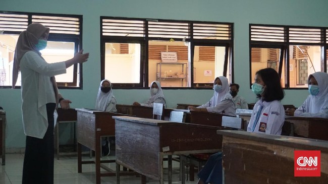 Gubernur DIY Sri Sultan tetap melanjutkan pembelajaran tatap muka di sejumlah sekolah meski terdapat siswa dan guru terpapar Covid-19 selama belajar tatap muka.
