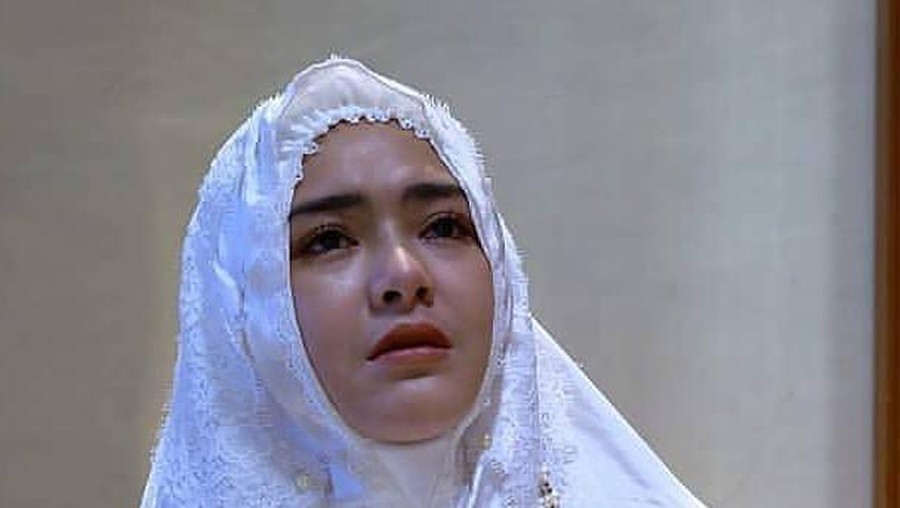 Amanda Gabriella Manopo memakai mukena.