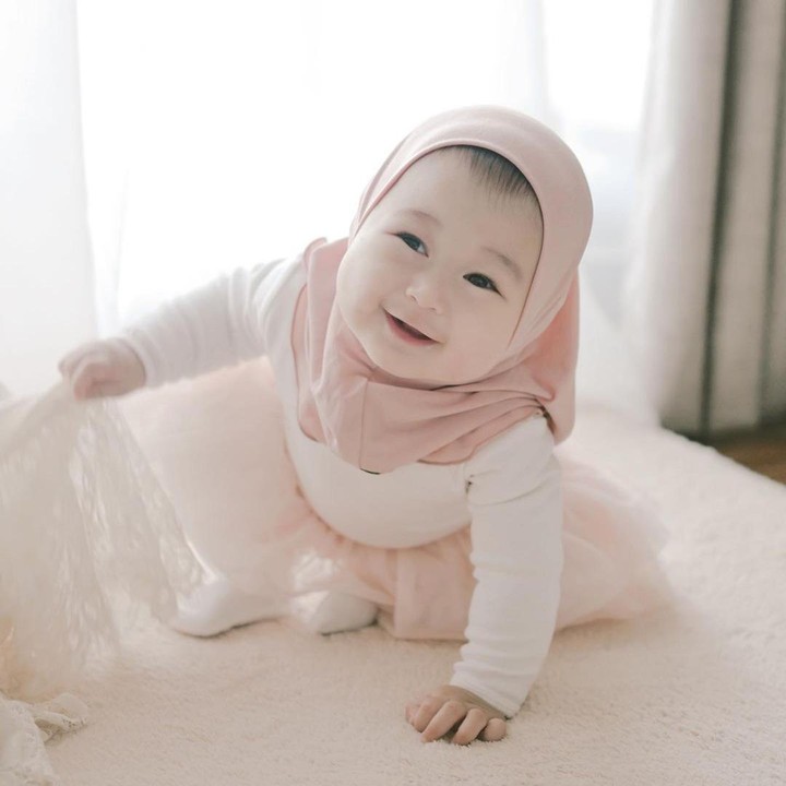 <p>Kelahiran Baby Rumi menjadi anugerah sekaligus menjadi kado bagi Dian pelangi lho, Bunda. Istri Sandy Nasution itu menyebutkan bahwa ia lahir kembali sebagai 'ibu' ketika Rumi hadir ke dunia.  (Foto: Instagram @dianpelangi)</p>