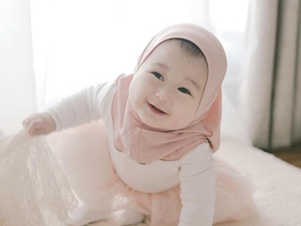 5 Foto Menggemaskan Bayi Dian Pelangi Pakai Hijab