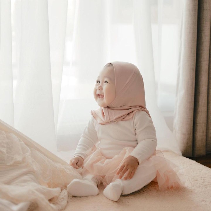 <p>Gadis kecil ini tumbuh dengan sehat, aktif, dan makin menggemaskan dengan balutan hijab yang dipakaikan padanya. (Foto: Instagram @dianpelangi)</p>