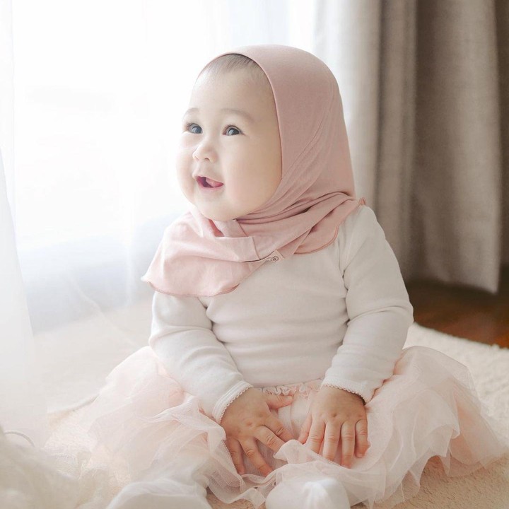<p>Kita doakan, semoga Baby Rumi terus tumbuh dengan sehat, menjadi anak yang salehah, dan menjadi kebanggan kedua orang tuanya ya, Bunda. Aamiin. (Foto: Instagram @dianpelangi)</p>