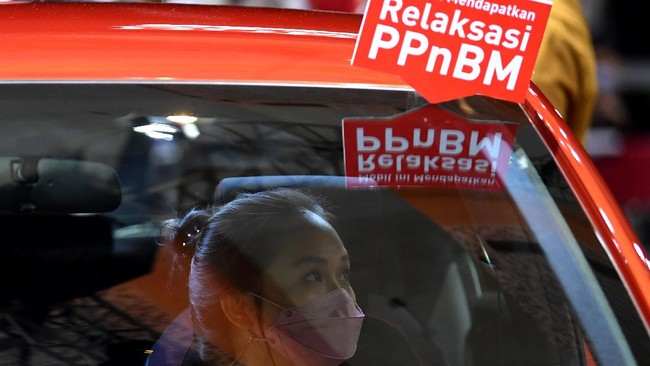 Menteri Perindustrian Agus Gumiwang menyebut istilah baru untuk mobil bebas PPnBM yaitu 'mobil rakyat' yang dikatakan harganya Rp240 juta. 