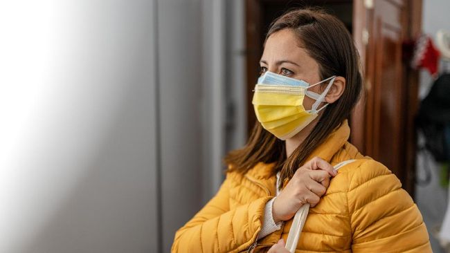 Di tengah kembali melonjaknya kasus infeksi virus corona (Covid-19), anjuran untuk mengenakan masker rangkap kembali disampaikan.