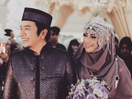 7 Pasangan Artis Beda Usia Jauh, Inka Christie Nikahi Pria Lebih Muda 12 Tahun