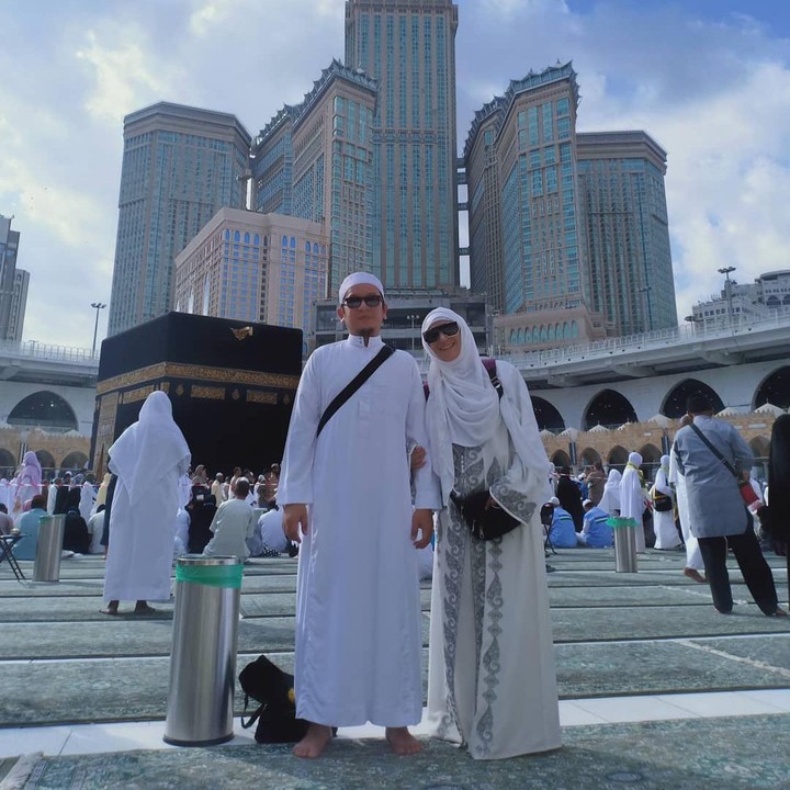 <p>Sebelum menikah, wanita yang dikenal sebagai <em>lady rocker</em> era 1990-an itu meminta agar diberikan jodoh setiap kali pergi Umrah. Kini, Inka sudah bisa pergi ke Tanah Suci bersama suami tercinta (Foto: Instagram @inka_christie99).</p>