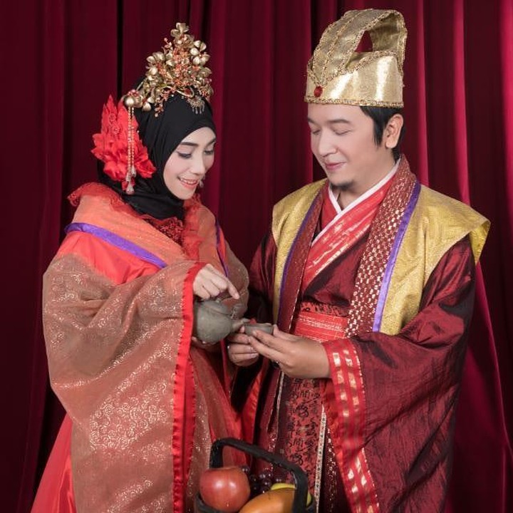 <p>Keduanya tampil kompak dalam balutan baju bernuansa oriental. Sudah seperti <em>couple</em> di drama Asia belum, nih? (Foto: Instagram/inka_christie99)</p>