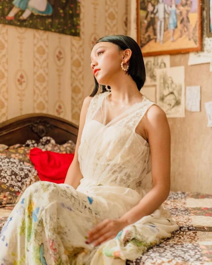 Dress klasik dengan paduan kain lace bagian atas menampilkan sisi anggun bagi Naura. Dress koleksi rancangan Pamela Usanto ini tampak cocok untuk tampilan remaja seperti Naura/Sumber/Instagram/naura.ayu.