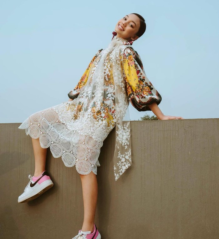 Dress floral ditambah model lengan baloon dan lapisan kain lace membuat gaya klasik tak kuno saat dipakai remaja seperti Naura. Dia tampak anggun dengan tambahan anting dan model rambut yang sederhana/Sumber/Instagram/naura.ayu.