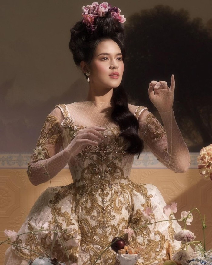 Raisa menggandeng desainer Wirama Pratama untuk mendukung kostum syuting video musik Kutukan Cinta era tahun 1800 dari dengan gaun dan hairstyle yang mengingatkan kita pada serial Bridgerton/Sumber/Instagram/@wiramapratama.