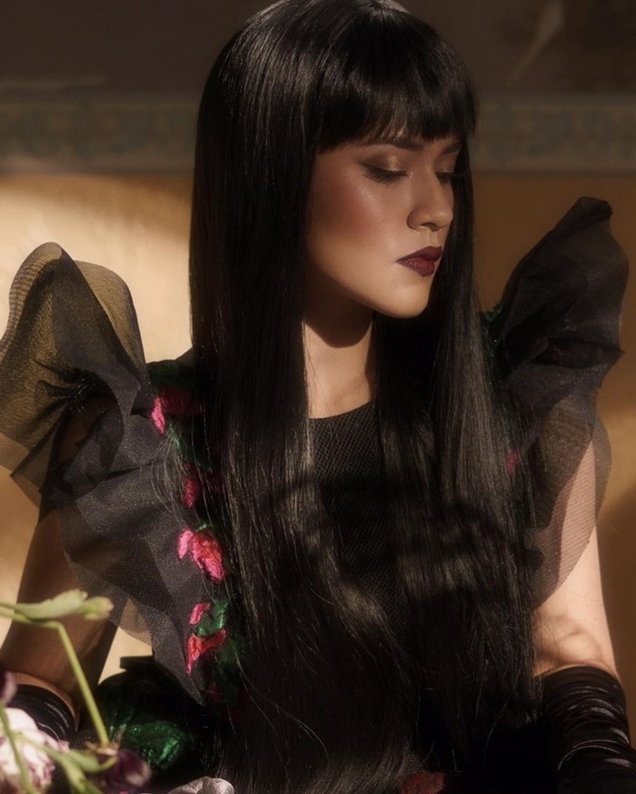 Raisa juga tampil dark untuk video musik Kutukan Cinta. Dia mengusung witch look dengan baju rancangan Sebastian Gunawan serba berwarna hitam, lengkap dengan make up yang dark dari Bubah Alfian/Sumber/Instagram/@bubahalfian.