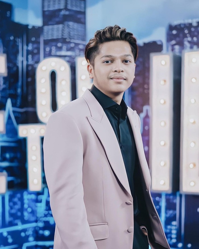 Mark selalu berhasil memukau juri dan penonton dengan suara khas teknik Falsetto yang mahal. (Foto: Instagram.com/marknatama)