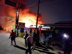 Si Jago Merah Lahap Gudang Mebel di Pulo Gebang