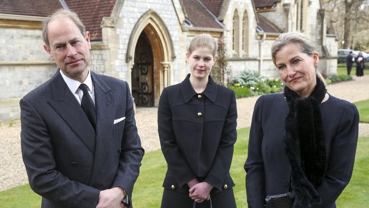 WINDSOR, UK - APRIL 16: Sophie, Countess of Wessex and Lady Louise Windsor are seen walking through Windsor on April 16, 2021 in Windsor, United Kingdom. The Queen announced the death of her beloved husband, His Royal Highness Prince Philip, Duke of Edinburgh. HRH passed away peacefully April 9th at Windsor Castle. (Photo by Eamonn M. McCormack/Getty Images)