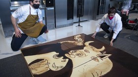 FOTO: Ketika Lukisan Guernica Picasso Menjelma Lewat Cokelat