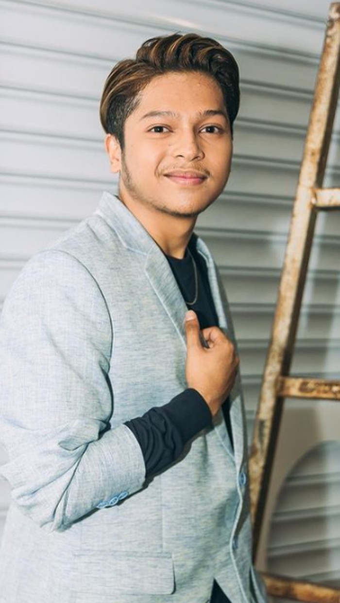Punya potongan rambut klasik combed back style yang khas, membuat tampilannya makin macho!Foto: instagram.com/Marknatama