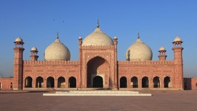 Besarnya Masjid Badshahi yang Membuat Taj Mahal Terlihat Mini