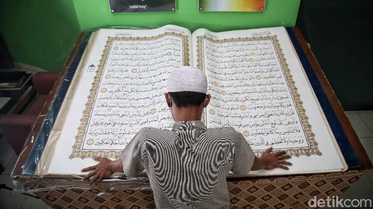 Jakarta Islamic Center memiliki koleksi Al-Quran dengan bentuk yang tidak biasa. Al-Quran raksasa itu berukuran 100 cm x 50 cm.