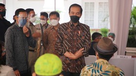 Dampingi Jokowi, Mendikbud Nadiem Tinjau Vaksinasi Seniman