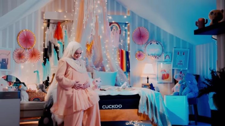 Kabar bahagia datang dari penyanyi asal Malaysia, Siti Nurhaliza yang baru saja melahirkan anak keduanya. Yuk kita intip momen Siti Nurhaliza!