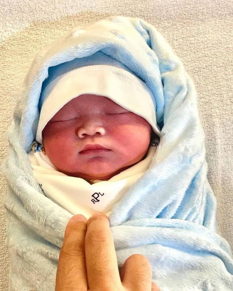 Momen Lahiran Siti Nurhaliza Kabar bahagia datang dari penyanyi asal Malaysia, Siti Nurhaliza yang baru saja melahirkan anak keduanya. Yuk kita intip momen Siti Nurhaliza!