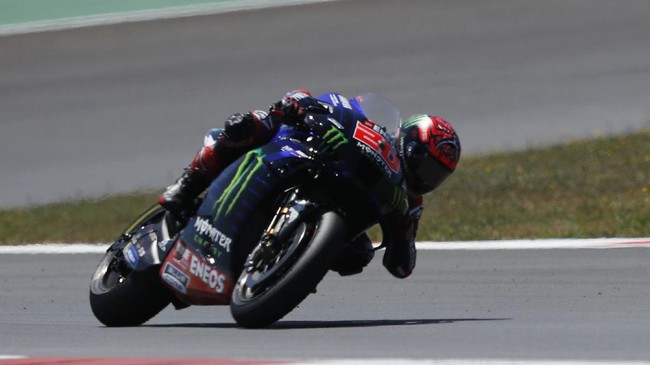 Berita mengenai alasan Fabio Quartararo membuka baju dan dihukum di MotoGP Catalunya menjadi berita olahraga terpopuler.