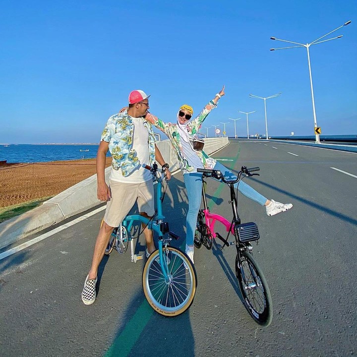 <p>Bak ABG, Natalie Sarah dan Abdullah juga gemar tampil kompak memakai <em>outfit</em> kekinian. Mereka terlihat serasi dengan busana <em>colorful</em> ketika menekuni hobi bersepeda (Foto: Instagram @natalie_sarahs).</p>