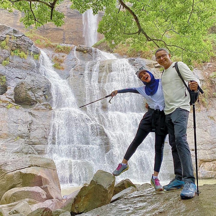 <p>Natalie Sarah dan suami juga kerap berpetualang. Mereka hobi berlibur ke alam bebas. Tengok saja potret mereka keitika berpose di air terjun (Foto: Instagram @natalie_sarahs).</p>