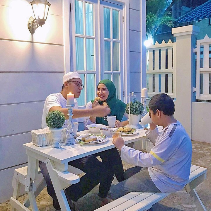 <p>Keluarga Natalie Sarah dan Abdullah terbilang jauh dari kabar miring. Lewat Instagram, ia kerap menampilkan potret kehidupan rumah tangganya yang harmonis (Foto: Instagram @natalie_sarahs).</p>