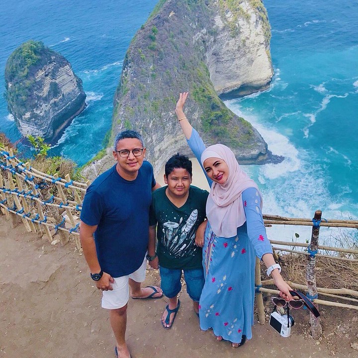 <p>Natalie Sarah dan Abdullah Rizal juga sering mengajak putranya berlibur. Ini adalah potret ketika mengajak Habibi liburan ke Nusa Penida, Bali (Foto: Instagram @natalie_sarahs).</p>